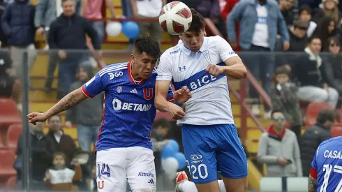Gonzalo Tapia disputa un balón aéreo con Marcelo Morales. Seguramente se toparán en el Clásico Universitario. 
