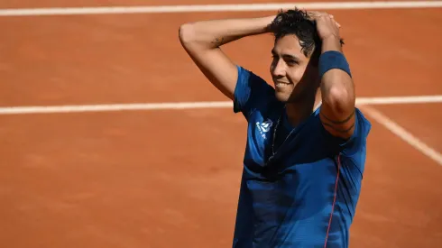 Alejandro Tabilo celebra su victoria ante Novak Djokovic.
