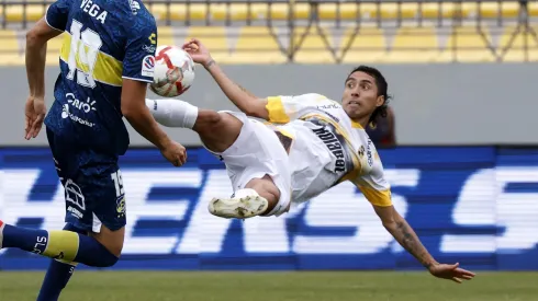 Cabral anotando el mejor gol del torneo.
