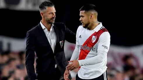 Martín Demichelis, DT de River, se rinde ante el nivel de Paulo Díaz.
