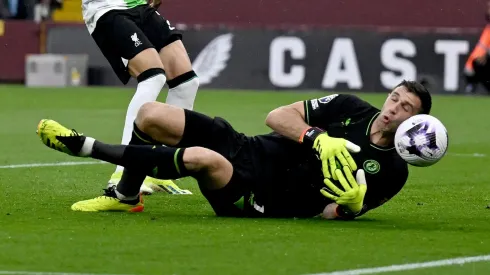 Emiliano Martínez hace historia con sus "condoros" en la Premier League.
