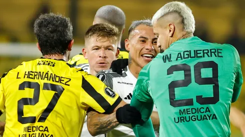 Eduardo Vargas en medio de conflicto entre Hulk y arquero de Peñarol.
