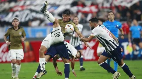 Colo Colo entró desordenado en Lima.
