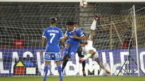 Con golazo de chilena: la UC le gana el clásico a la U.
