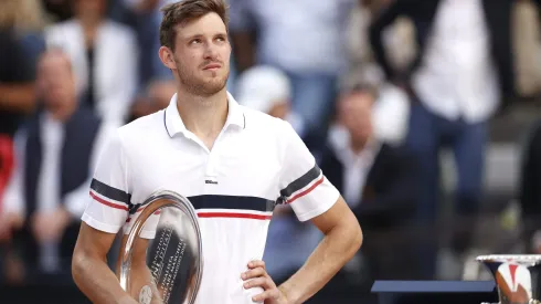 Nicolás Jarry con su galardón por la final de Roma.
