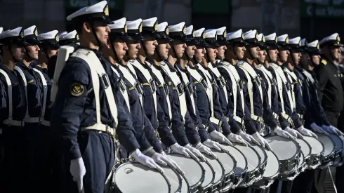 Se realiza el ensayo del desfile 21 de mayo en la Plaza Sotomayor de Valparaíso.
