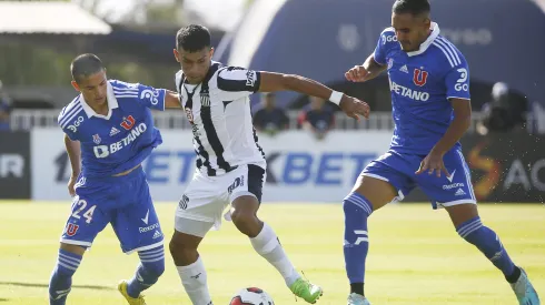 Ulises Ortegoza en un amistoso ante la U. de Chile en el Centro Deportivo Azul. 
