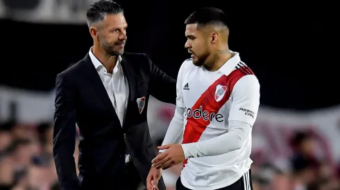 Martín Demichelis, DT de River, se rinde ante el nivel de Paulo Díaz.
