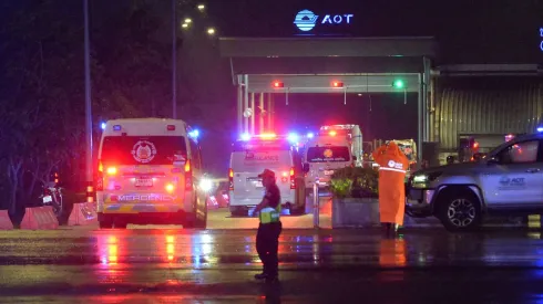 Ambulancias en el aeropuerto de Suvarnabhumi en Bangkok, Tailandia, el 21 de mayo de 2024, luego de las fuertes turbulencias en el vuelo SQ321 de Singapore Airlines.
