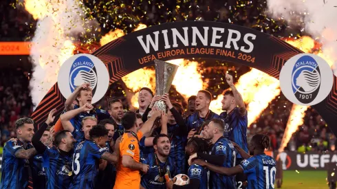 Los italianos celebran su primer título internacional.
