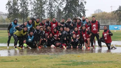 Los jugadores de Colo Colo se tiraron un piquero en la lluvia tras el entrenamiento de este miércoles.
