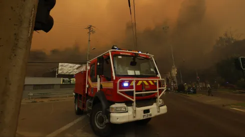 Vina del Mar, 3 de febrero de 2024<br />
Incendio arrasa con fuerza en el sector de Limonares, a un costado del Troncal Urbano.<br />
Andres Pina/Aton Chile
