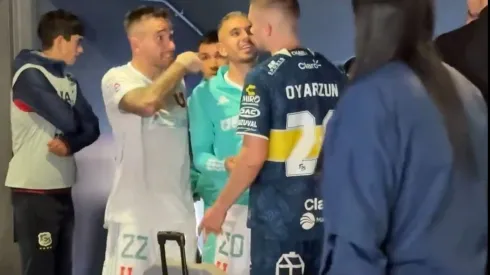 Matías Zaldivia en una fuerte discusión ante Everton.
