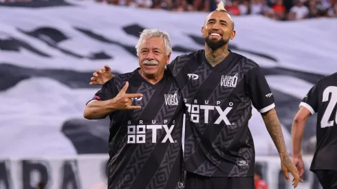 Carlos Caszely, pasado y presente de Colo Colo, miran a la Copa Libertadores.
