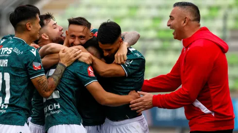 Jaime García celebra su primer triunfo con Wanderers en Primera B.
