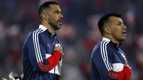 Claudio Bravo le deseó la mejor de las suertes a Gary Medel en Argentina.
