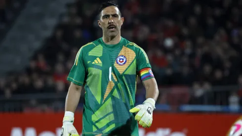 Claudio Bravo la rompe con guantes profesionales marca propia.
