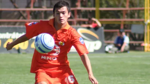 Charles Aránguiz nació futbolísticamente en Cobreloa, donde jugó entre 2006 y 2009.
