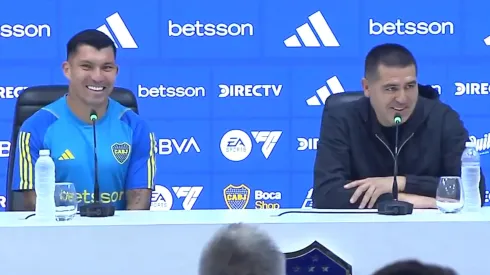 Juan Román Riquelme, presidente de Boca Juniors, presenta a Gary Medel como refuerzo.
