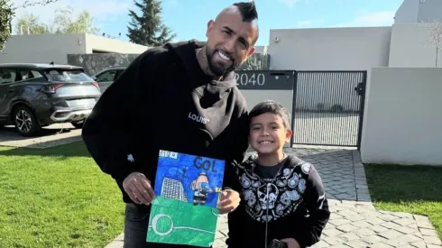 Arturo Vidal celebró con Emiliano, quien le tenía un dibujo.
