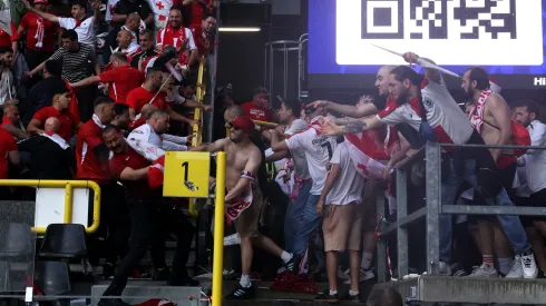 Hinchas de Georgia y Turquía se van a las manos previo a su partido por Eurocopa.
