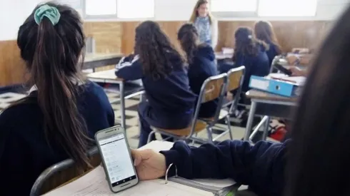 Avanza proyecto que busca prohibir los celulares en los colegios