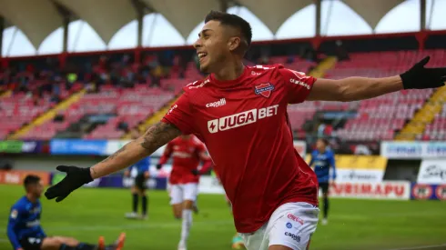 Bayron Oyarzo encabezó la goleada de Ñublense a Huachipato por el Campeonato Nacional.
