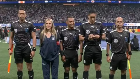 Morena Beltrán, periodista de ESPN, con los árbitros en partido de Argentina en Copa América.
