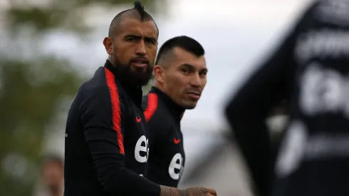 Vidal y Medel siguen penando en la Roja.
