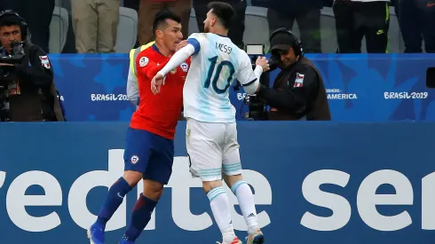 Lionel Messi y su única expulsión en Copa América con Argentina, tras pelearse con Gary Medel en 2019.
