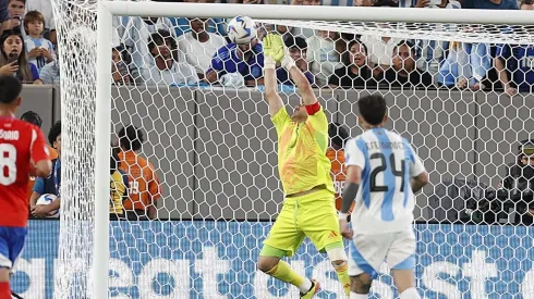 Claudio Bravo, a pesar de la derrota, brilló ante Argentina.
