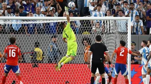 Las flores del Kun Agüero a Claudio Bravo.
