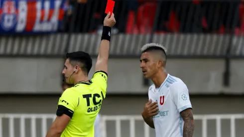 Leandro Fernández se ganó una torpe tarjeta roja en la U.

