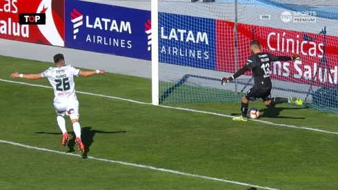 Santiago Wanderers pidió gol ante Universidad Católica tras este error, pero el árbitro se lo negó.
