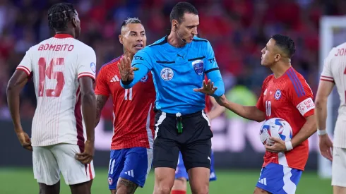El árbitro Wilmar Roldán es víctima de la furia de los hinchas chilenos tras Copa América.
