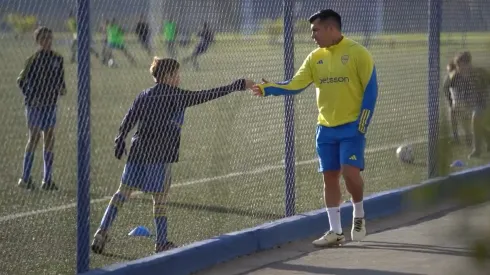 Gary Medel recibe el cariño de niños futbolistas de Boca Juniors.
