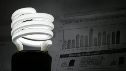 Alza en cuentas de luz.
