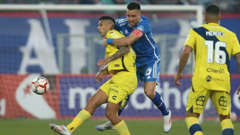 Matías Zaldivia tuvo un disputado encuentro ante Everton.
