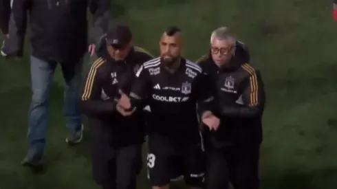 Vidal fue retirado entre dos guardias para protegerlo de los hinchas
