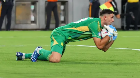 Dibu Martínez asegura que Chile se encontrará con una Argentina muy fuerte en eliminatorias
