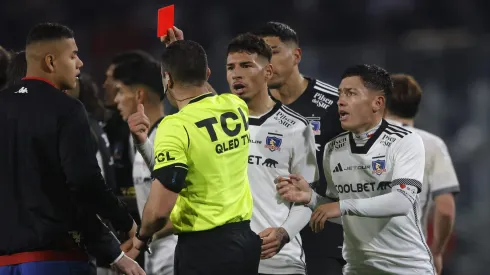 El árbitro Diego Flores mostró cuatro rojas en el Monumental.
