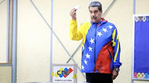 Nicolás Maduro, deposita su voto durante las elecciones presidenciales.
