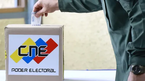 Una persona deposita su voto durante las elecciones presidenciales de Venezuela. 

