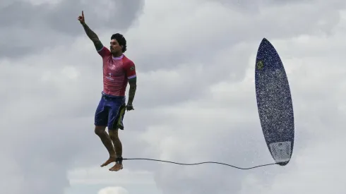 La foto de Gabriel Medina estático en el aire.
