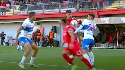 La polémica acción que los árbitros no cobraron a favor de Ñublense ante Católica en el VAR.
