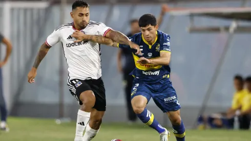 Cristián Riquelme intenta desbordar a Marcos Bolados. Serán compañeros en Colo Colo.
