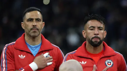 Claudio Bravo y Mauricio Isla, unidos por La Roja y ahora por Colo Colo.
