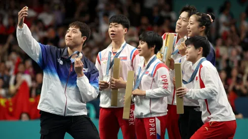 La épica selfie que juntó a deportistas de Corea del Norte y Corea del Sur en París 2024
