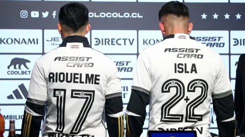 Mauricio Isla en su presentación en Colo Colo junto a Cristián Riquelme.
