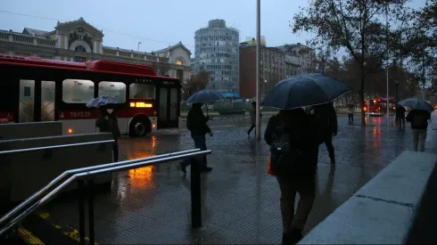 SImagen referencial de lluvia en Santiago.
